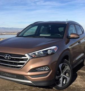 一辆停在石墙旁边的汽车