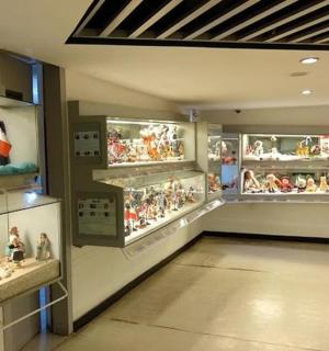 房间里摆满了许多小雕像