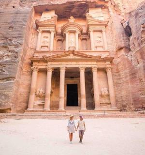 dva lidé stojící před budovou v kaňonu