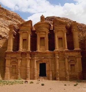 starobylá budova v kaňonu s horou