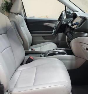 pohled na zadní sedadla auta