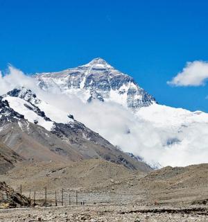 zasněžená hora uprostřed údolí