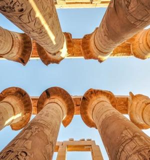 建筑物柱子的视图