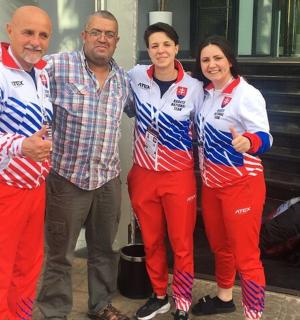 一群人摆姿势拍照