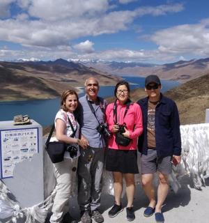 skupina lidí stojících na vrcholu hory