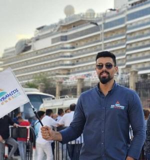 muž drží bílou vlajku