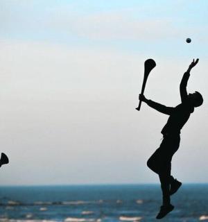 两个人在海滩上打网球