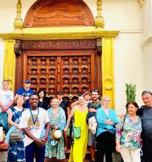 一群人站在一栋建筑物前