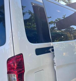 valge kaubik, mille tagauks on avatud