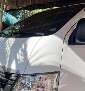 un'auto bianca è parcheggiata in un vialetto