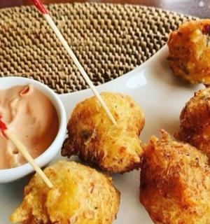 طبق طعام مع كرات اللحم ووعاء من صلصة الغمس