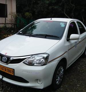 bílé auto zaparkované před domem