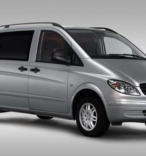 一辆银色货车停在白色背景上