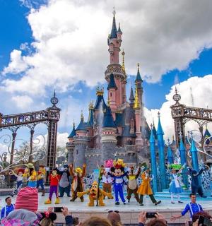 一群人站在迪士尼城堡前
