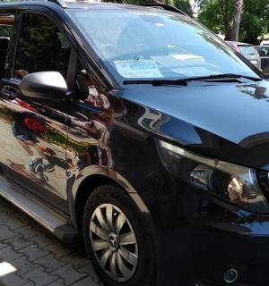 街道上一辆敞开车门的黑色汽车