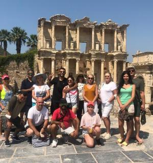 skupina lidí pózujících před ruinami