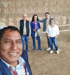 一群人摆姿势拍照