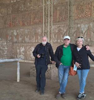 skupina lidí stojících před zdí