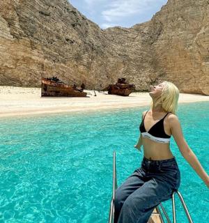 一名女子坐在水中的船上