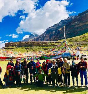 一群人在山前摆姿势拍照