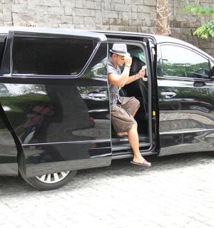 muž sedící ve dveřích černé dodávky