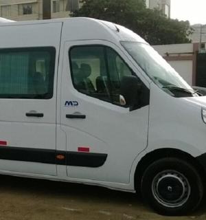 bílá dodávka zaparkovaná na parkovišti