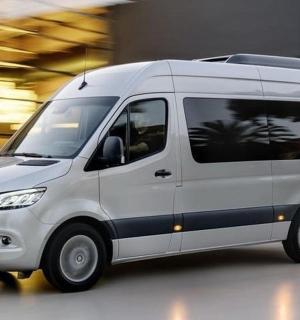 一辆白色货车停在停车场