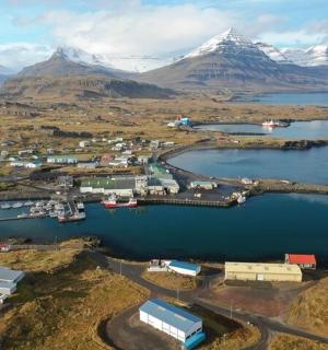 以群山为背景的港口鸟瞰图