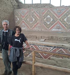 muž a žena stojící vedle plotu