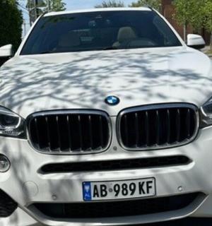 一辆前面有雪的白色汽车