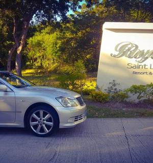 一辆银色汽车停在标志牌前