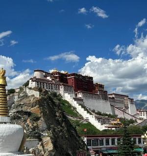 budova na vrcholu hory s aitatitatitatitatitatitatitating