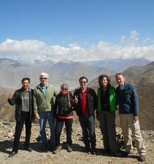 skupina lidí stojící na vrcholu hory