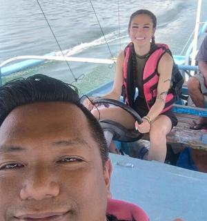 坐在船头的男人