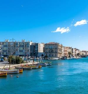 城市河流中的一群船