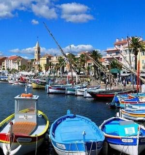 一堆船停靠在港口