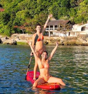 dva lidé na paddleboardu ve vodě