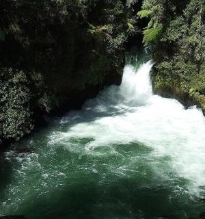 řeka s divokou vodou protékající kaňonem