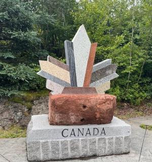 街边的加拿大雕像