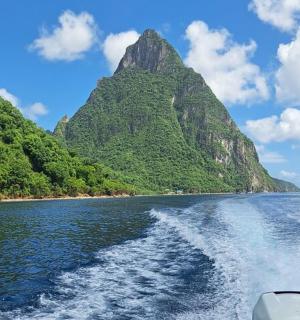 loď na vodě s horou v pozadí