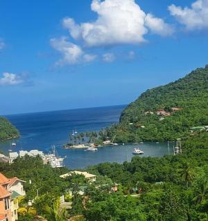 pohled na zátoku s loděmi ve vodě