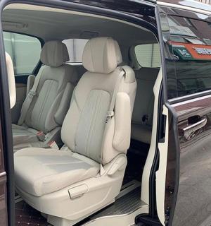 otevřená zadní část dodávky s otevřenými dveřmi