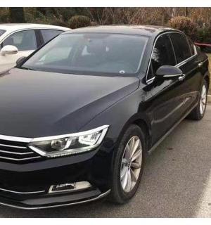 černé auto zaparkované na parkovišti