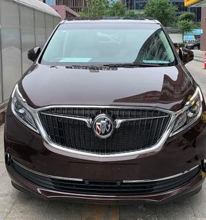 一辆停在城市街道上的黑色汽车