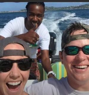 dva muži a žena na lodi ve vodě