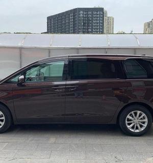 černé auto zaparkované na parkovišti