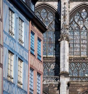 有很多窗户和大窗户的建筑