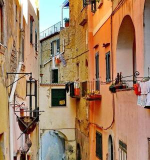 ulička ve starém městě s prádelními šňůrami a budovami