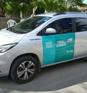 一辆白色货车停在停车场