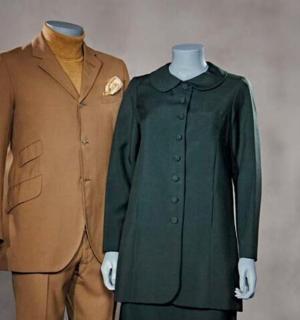 博物馆陈列柜里的两个人体模型